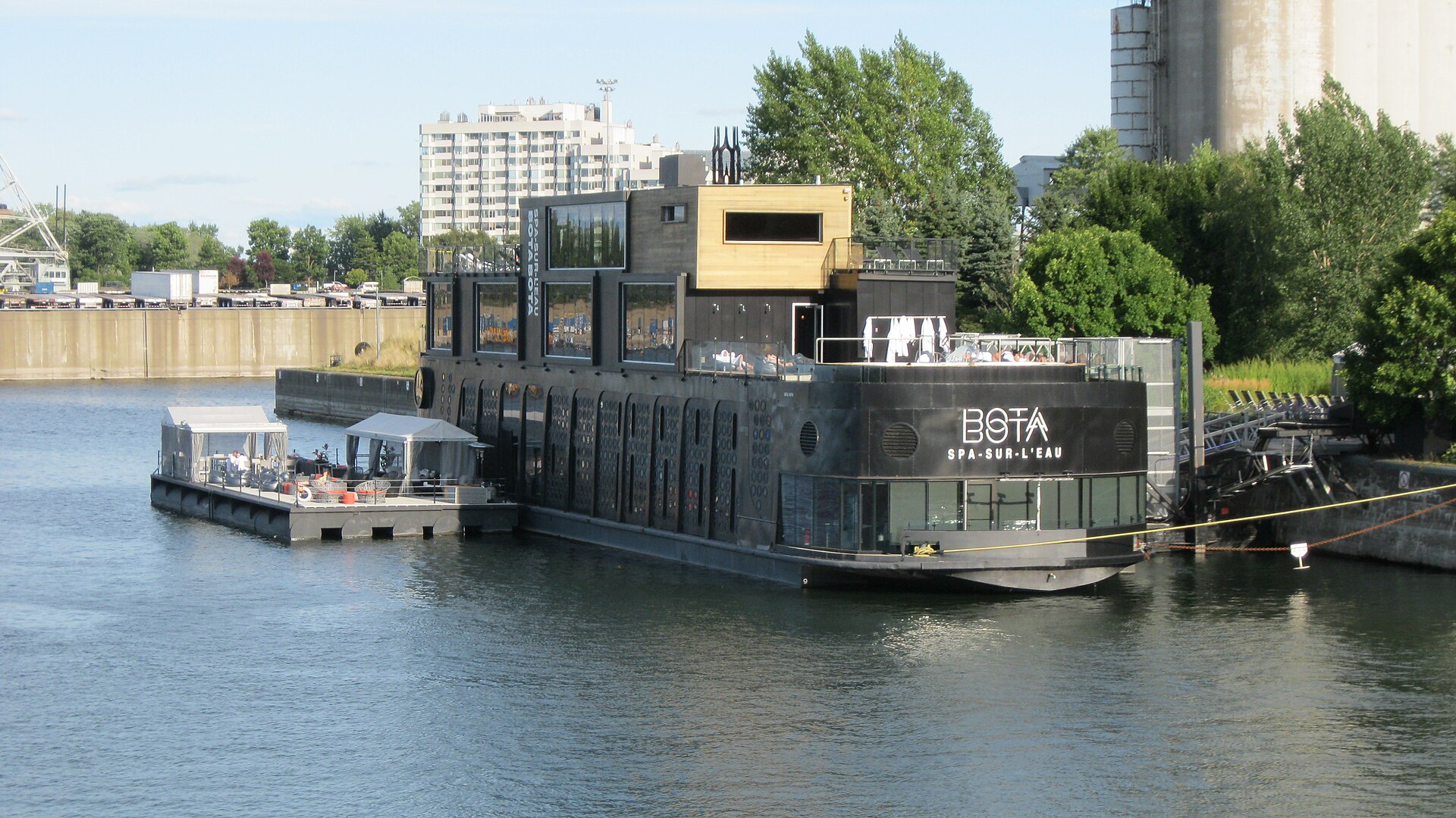 Le spa-sur-l’eau Bota Bota amarré au Vieux-Port de Montréal.