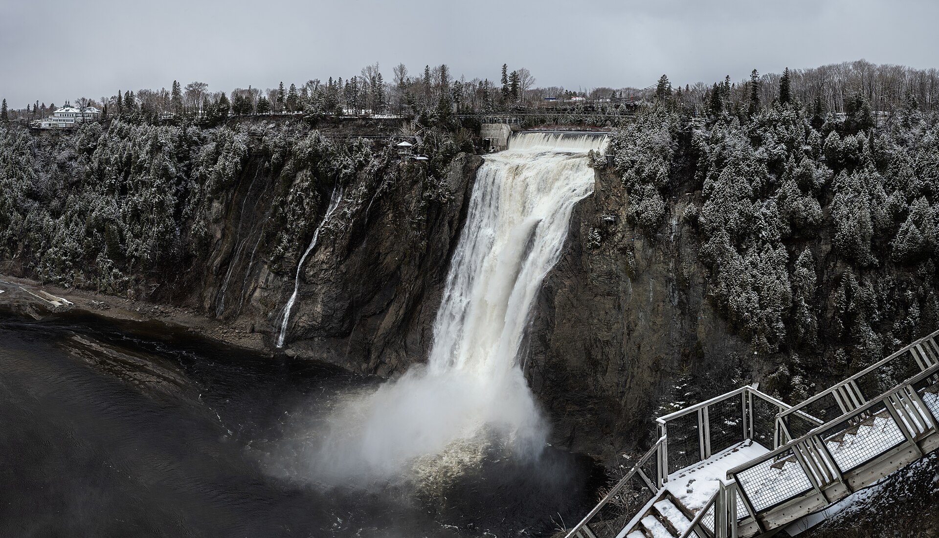 La chute Montmorency et le pont suspendu, près de Québec.