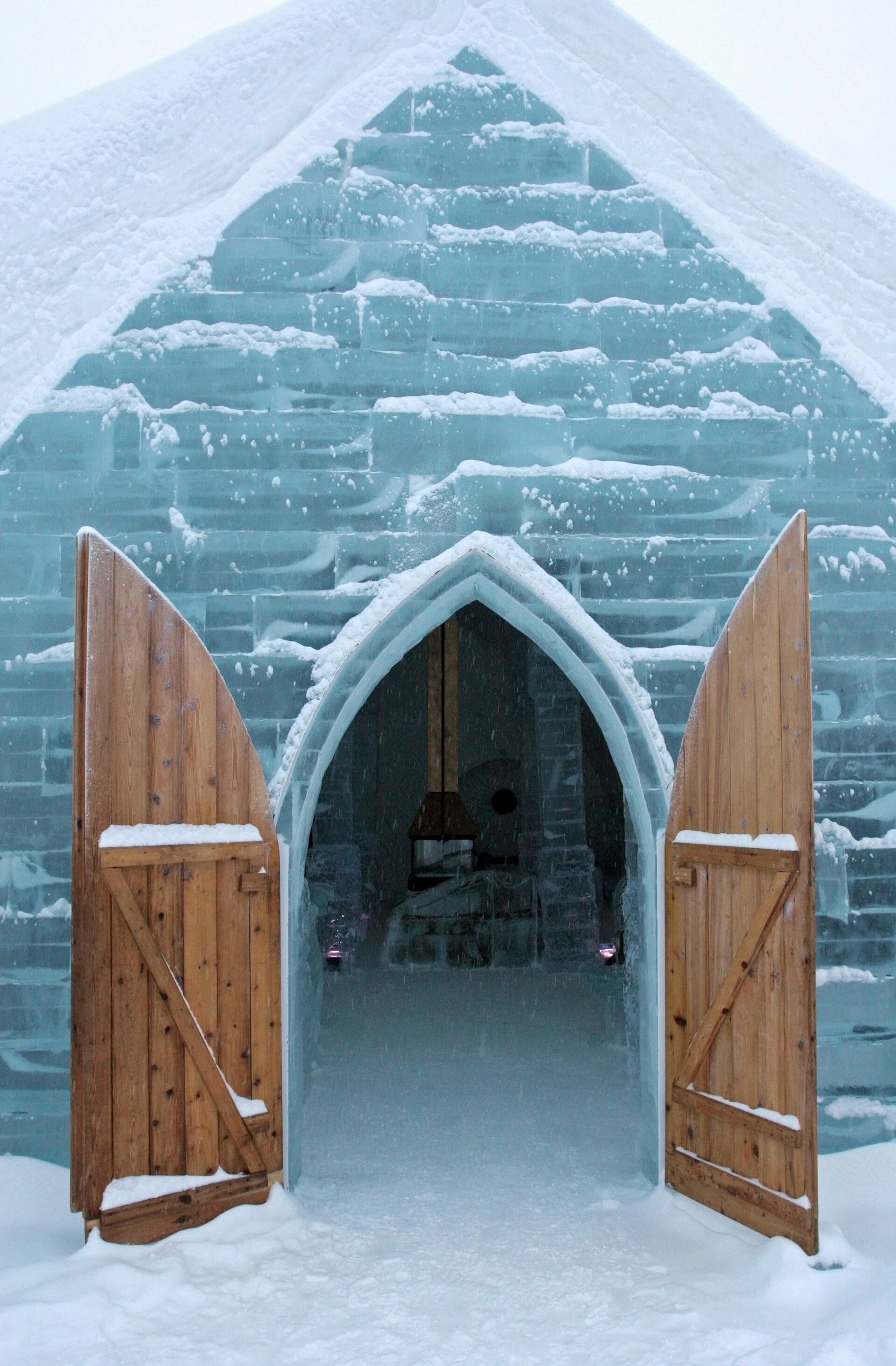 Façade de glace sculptée de l’Hôtel de Glace à Valcartier.