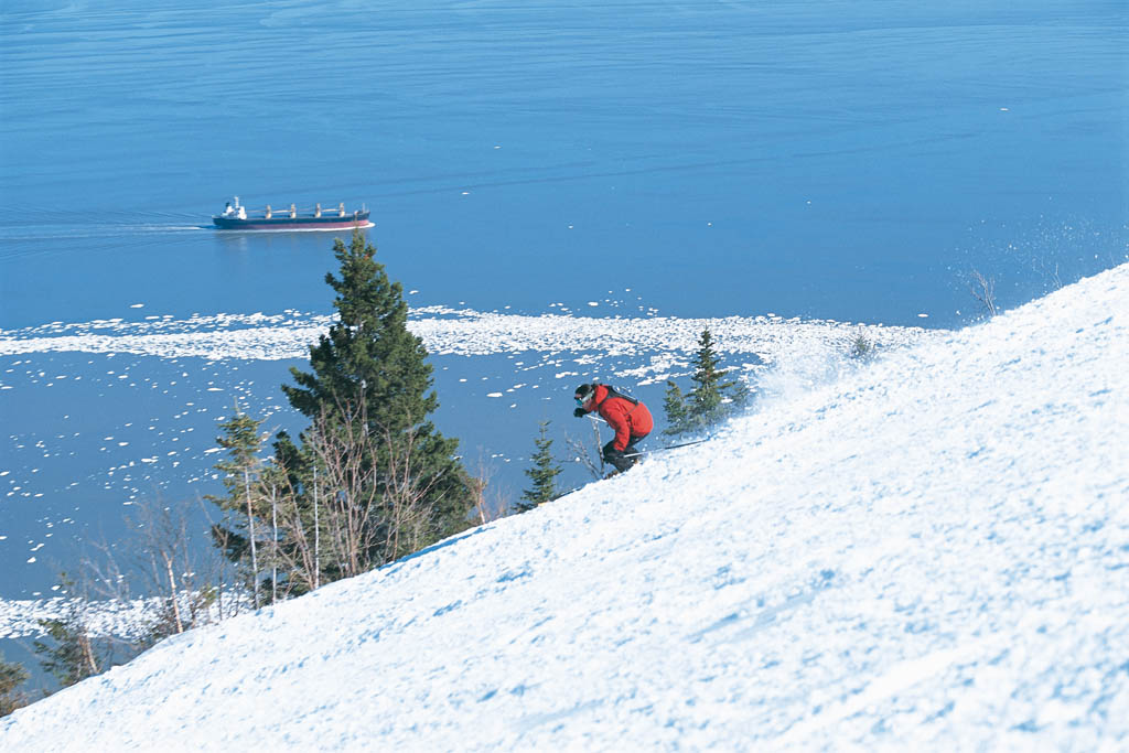 Pistes du Massif de Charlevoix au-dessus du fleuve Saint-Laurent.