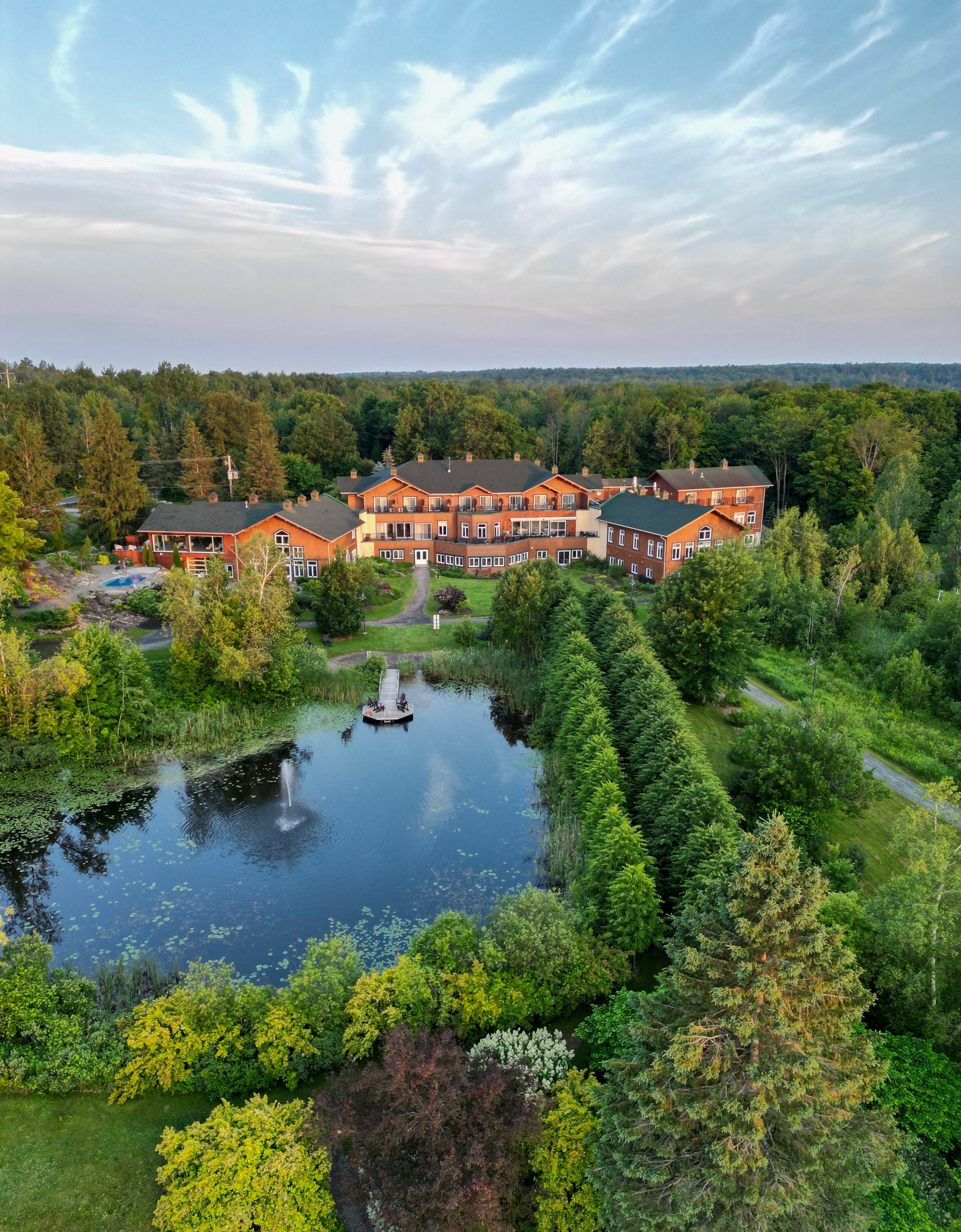 Jardin et bassins du spa de destination Eastman, Cantons-de-l’Est.