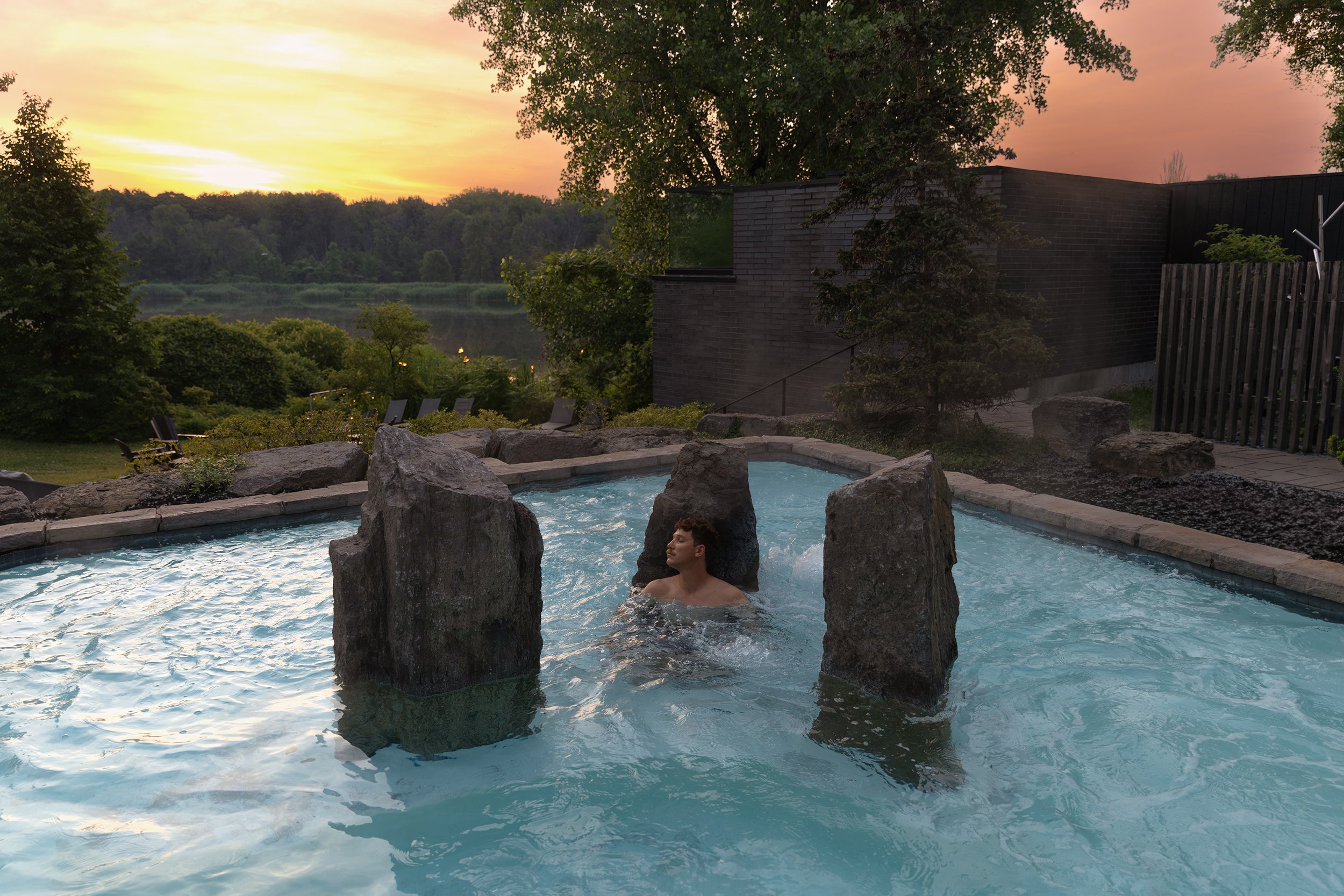 Bains extérieurs du Strøm spa nordique, Île-des-Sœurs, en été.